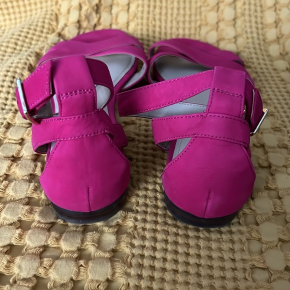 Lands’ End Hot Pink Flat Ankle Sandals - Picture 2 of 4